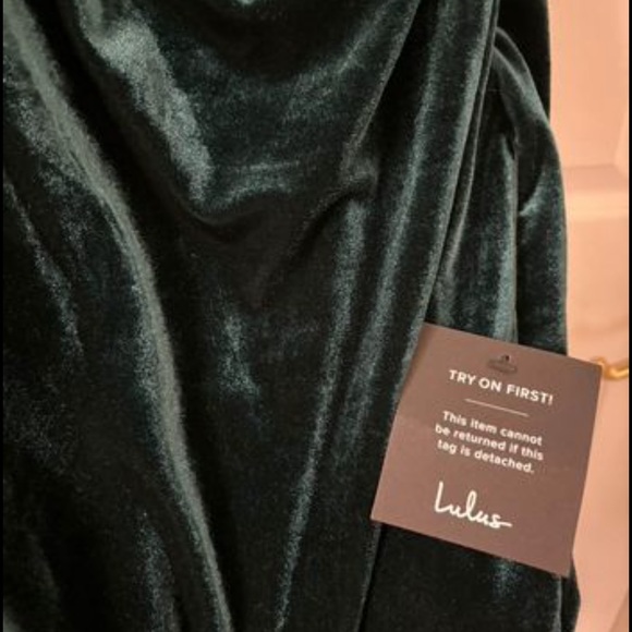 Lulu’s NWT- Gorgeous hunter green velvet cocktail dress. - Picture 3 of 6